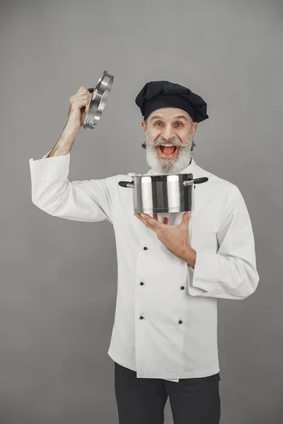Chef en uniforme blanco sobre fondo gris —  Fotos de Stock