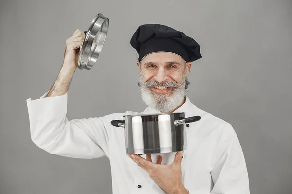 Chef en uniforme blanco sobre fondo gris — Foto de Stock