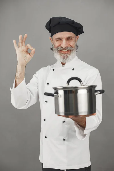 Chef en uniforme blanco sobre fondo gris —  Fotos de Stock