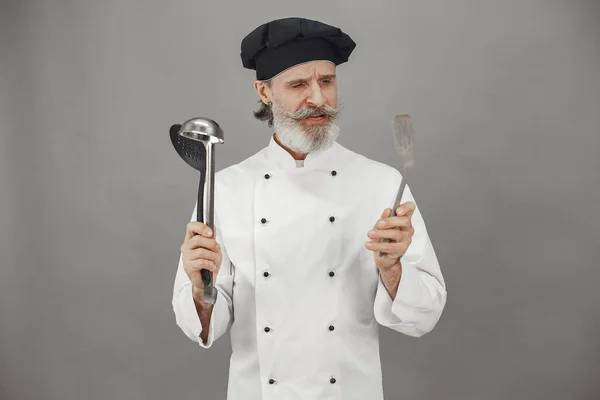 Chef en uniforme blanco sobre fondo gris — Foto de Stock