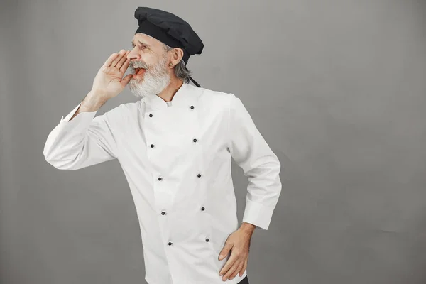 Chef en uniforme blanco sobre fondo gris — Foto de Stock