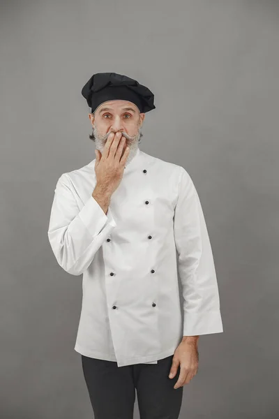 Chef en uniforme blanco sobre fondo gris —  Fotos de Stock