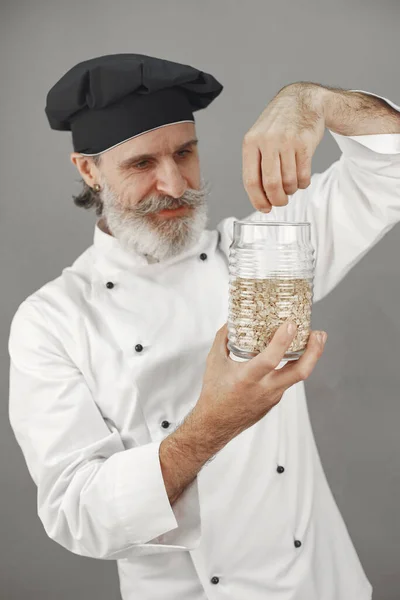 Chef en uniforme blanco sobre fondo gris — Foto de Stock