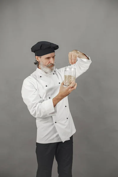 Chef en uniforme blanco sobre fondo gris —  Fotos de Stock