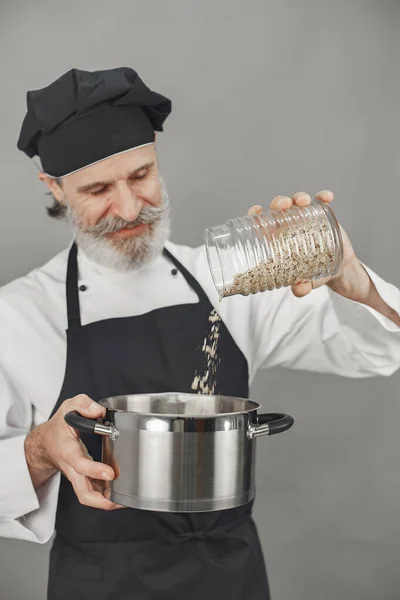 Chef en uniforme blanco sobre fondo gris —  Fotos de Stock