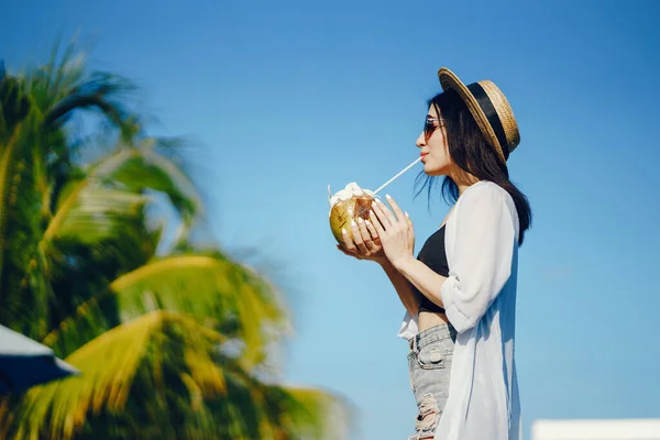 Menina beber suco fresco de um coco — Fotografia de Stock