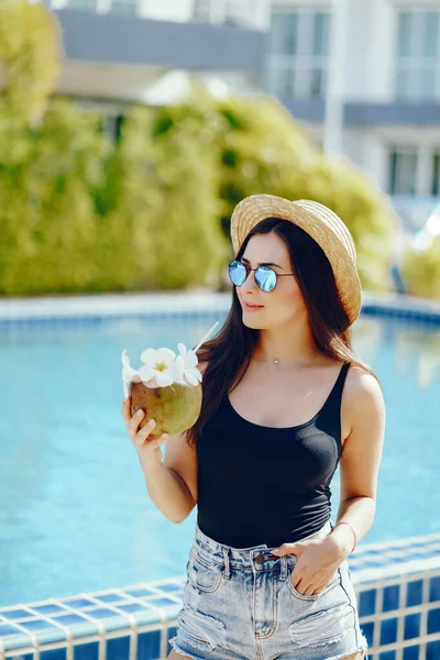 코코넛에서 신선 한 주스를 마시는 소녀 — 스톡 사진
