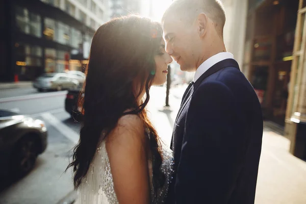 Matrimonio in una città — Foto Stock