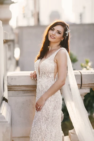 Elegantní nevěsta ve městě — Stock fotografie