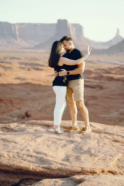 Novio proponiéndole matrimonio en Arizona — Foto de Stock