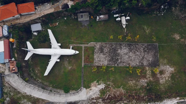 Σπασμένο αεροπλάνο σε Μπαλί φωτογραφίζονται από ένα drone — Φωτογραφία Αρχείου