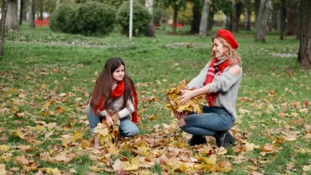 Maman et fille vomissent des feuilles jaunies — Video