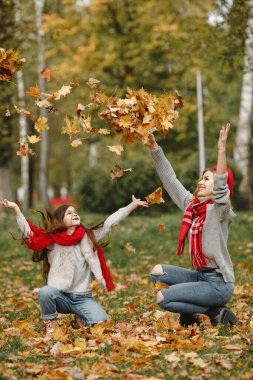 Sonbahar parkında şirin ve şık bir aile.