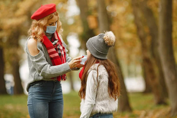 Ibu dengan anak berjalan di luar dalam masker — Stok Foto
