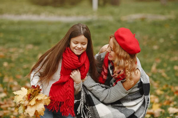 Söt och stilig familj i en höstpark — Stockfoto