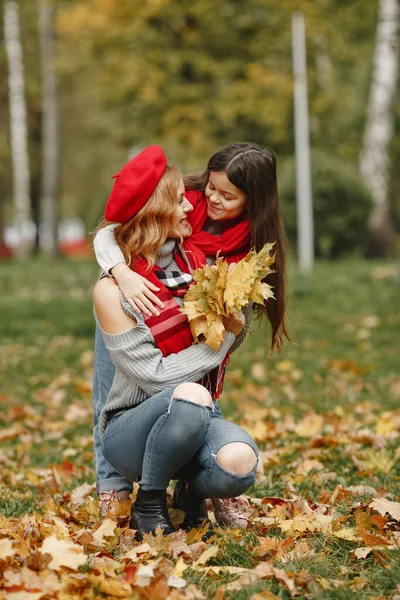 Cute and stylish family in a autumn park — Stock Photo, Image