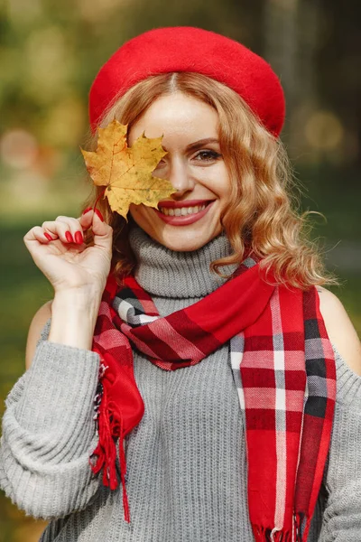 Piękna kobieta w jesiennym parku — Zdjęcie stockowe