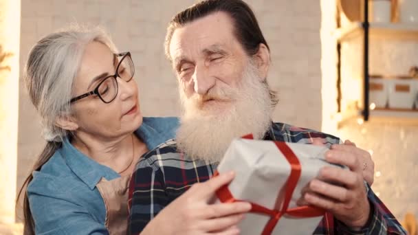 Oudere liefhebbende vrouw groet man met geschenkdoos — Stockvideo