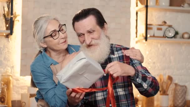 Oudere liefhebbende vrouw groet man met geschenkdoos — Stockvideo