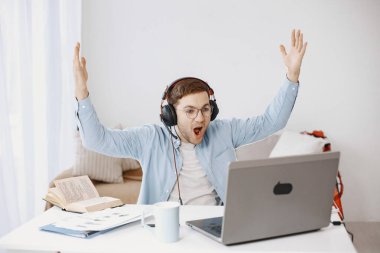 Erkeklerin internet konseptinde e-öğrenme dersleri var