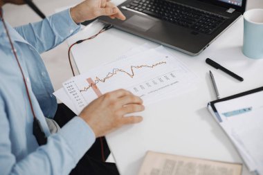 Erkeklerin internet konseptinde e-öğrenme dersleri var