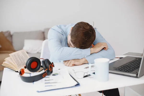 Man har lektion online e-lärande i internet koncept — Stockfoto