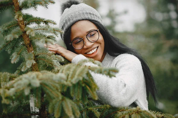 Afrikanerin wählt einen Weihnachtsbaum — Stockfoto