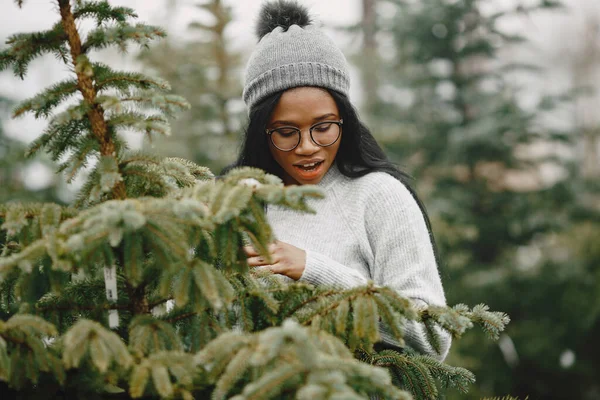 African woman choosing a christmas tree — Stock Photo, Image