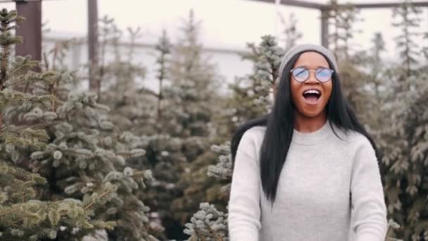 Belle femme africaine avec pile de cadeaux de Noël au marché aux épinettes — Video