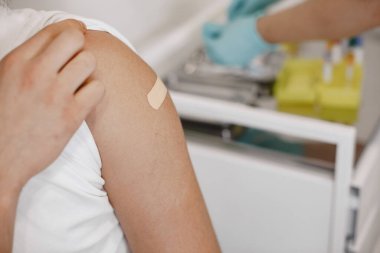 Kadın doktor hastalarına aşı veriyor.