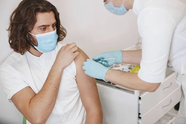 Vrouwelijke arts geeft een vaccin aan patiënten — Stockfoto