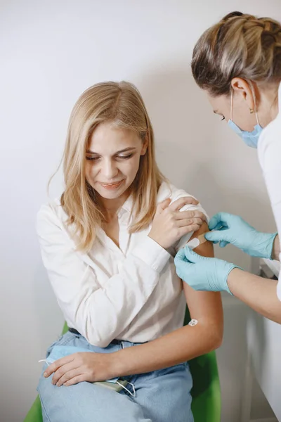Kobieta lekarz daje szczepionkę pacjentom — Zdjęcie stockowe