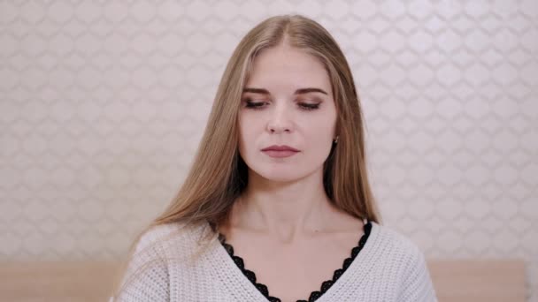 Aggódó lány, miután megnézte a terhességi tesztet otthon — Stock videók