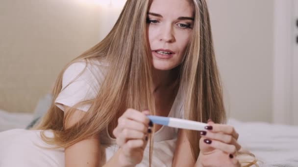 Orolig flicka efter att ha tittat på graviditetstest hemma — Stockvideo