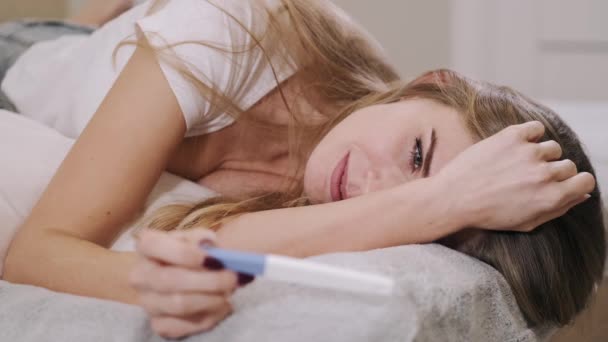 Obavy dívka po pohledu na těhotenský test doma — Stock video
