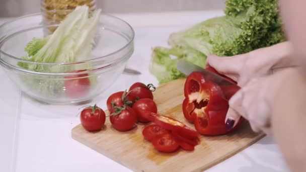 Zbliżenie żeńskiego cięcia papryki na pokładzie w kuchni — Wideo stockowe