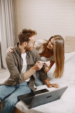 Çiftler hamilelik testi sonuçlarını öğreniyor.