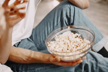 Güzel bir çift mutfakta vakit geçirir.