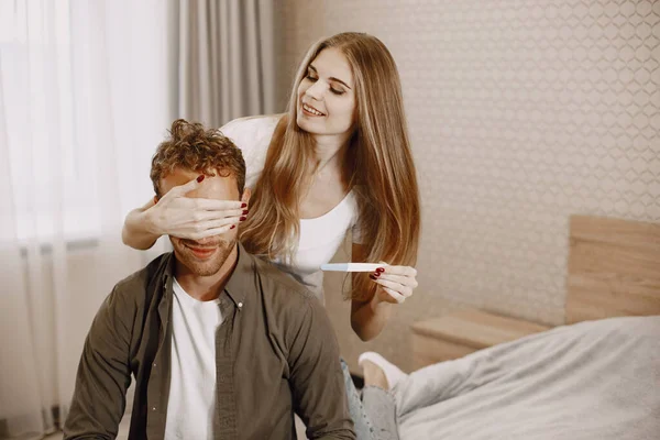 Couple finding out results of a pregnancy test — Stock Photo, Image