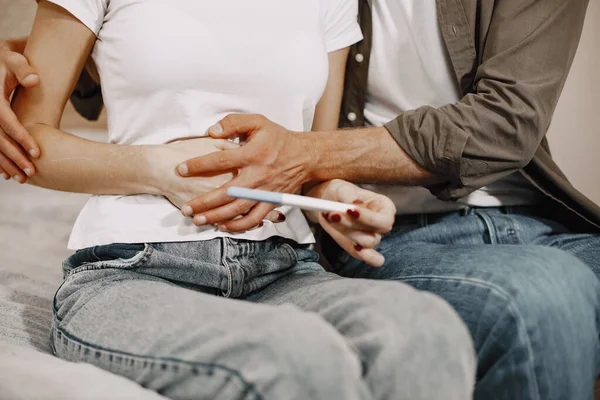 Paar erfährt Ergebnisse eines Schwangerschaftstests — Stockfoto