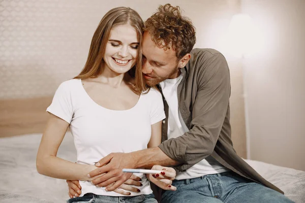 夫妇发现怀孕测试的结果 — 图库照片