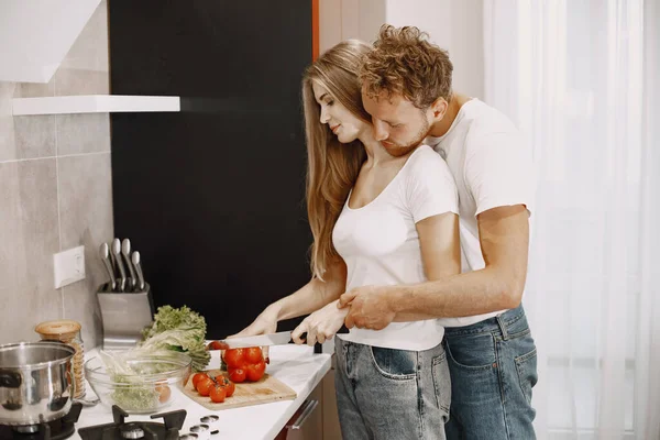Beau couple passer du temps dans une cuisine — Photo