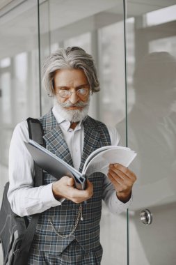 Resmi takım elbiseli düşünceli, olgun iş adamı.