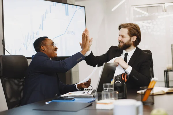 Zwei Geschäftspartner Männer im Büro — Stockfoto