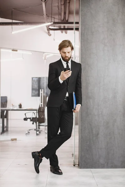Elegante hombre de negocios que trabaja en una oficina — Foto de Stock