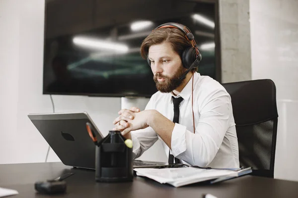 Mannen som sitter vid bordet med laptop — Stockfoto