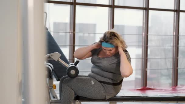 Mulher gorda fazendo crunches no centro de fitness — Vídeo de Stock