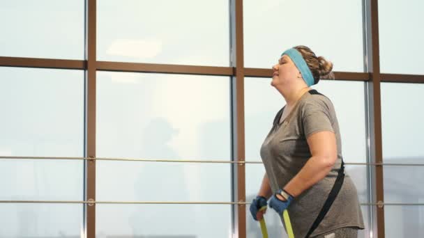 Donna con allenamento in eccesso di peso instancabilmente in una palestra — Video Stock