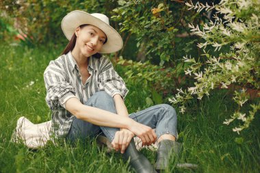 Şık bir kadın bahar parkında vakit geçiriyor.