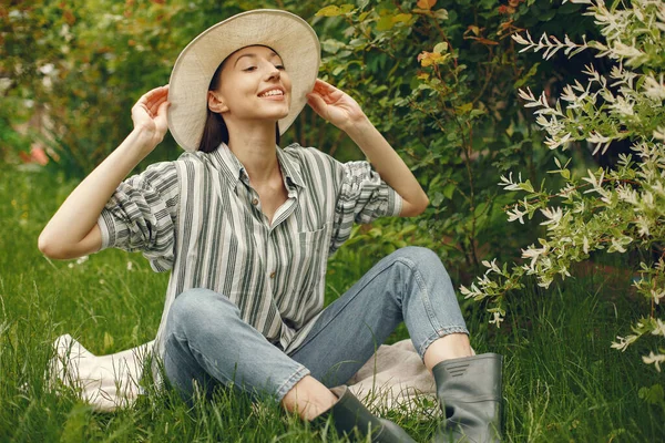 Şık bir kadın bahar parkında vakit geçiriyor.